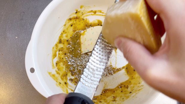 パルメザンチーズをすりおろす