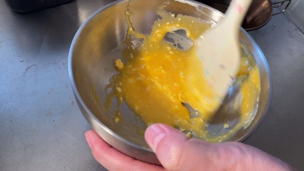 チーズと卵黄を混ぜる