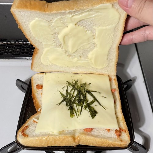 チーズとのりを乗せ、マヨネーズを塗ったパンで挟む