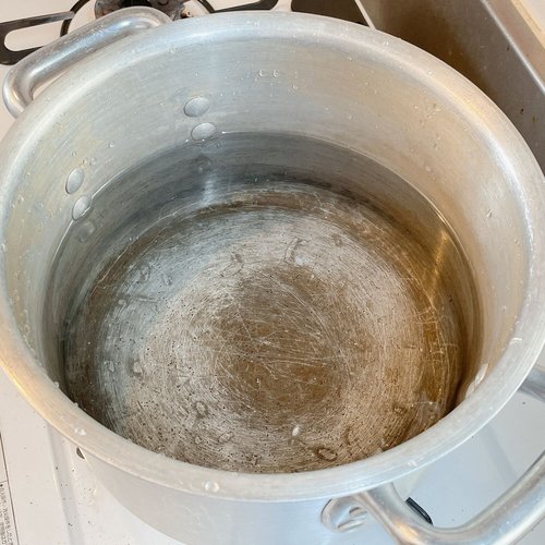 鍋にたっぷりの水を入れる