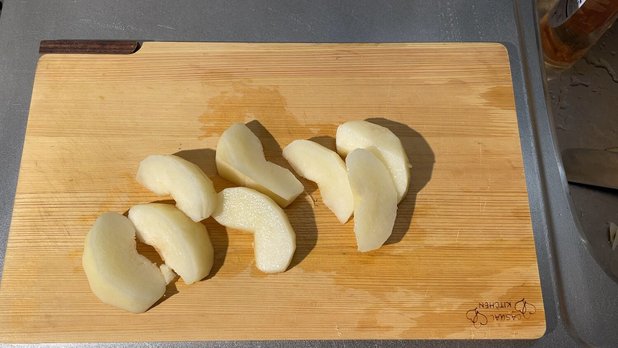 梨を食べやすいサイズにカット