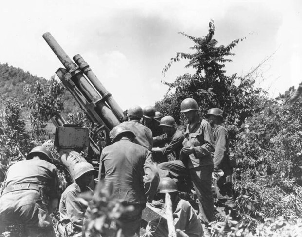朝鮮戦争にて、錦江の近くで銃の乗組員が装備をチェック中 1950年7月15日韓国 - wikipediaより