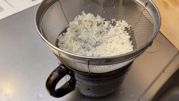 米をザルにあげて浸水させておく