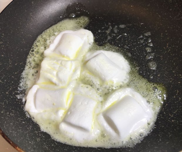 バターとマシュマロを溶かす