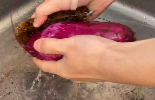 紫芋をよく洗う