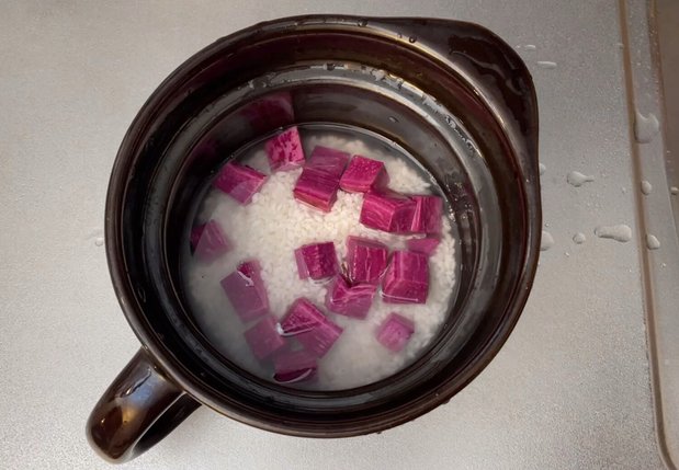 紫芋、水、塩、料理酒を加える