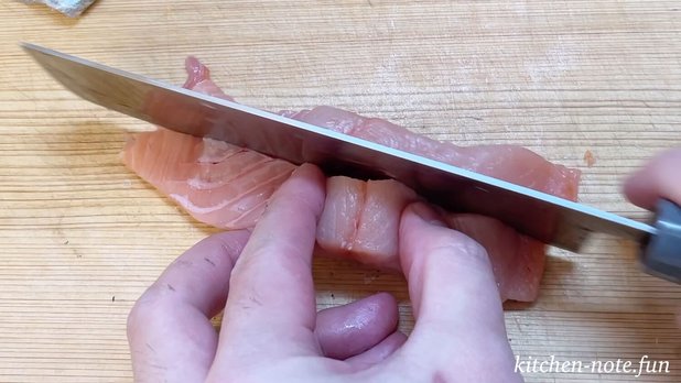 鮭を半分に切る