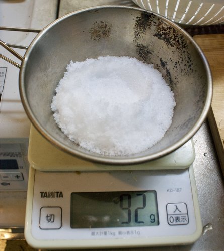 キノコの重さの20%の塩を計量する