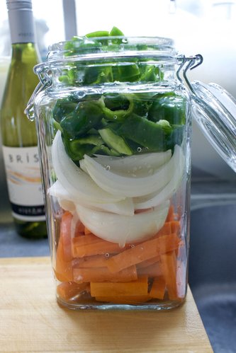 自家製ピクルス、ビンにあふれる程度の野菜を用意する